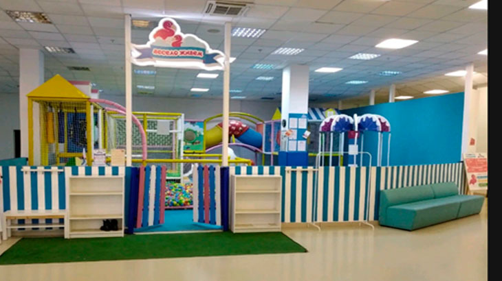 Показана детская площадка в ТРЦ Капитал в Тольятти рядом с кинотеатром «Фактор кино».