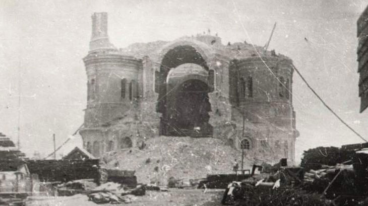 Показана фотография разрушенного Кафедрального собора в Самаре.