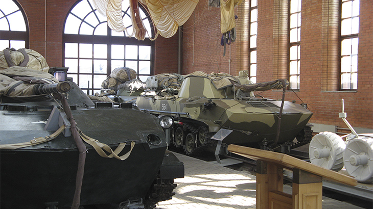 БМД и парашютные системы в музее вооружения и техники Тольятти.