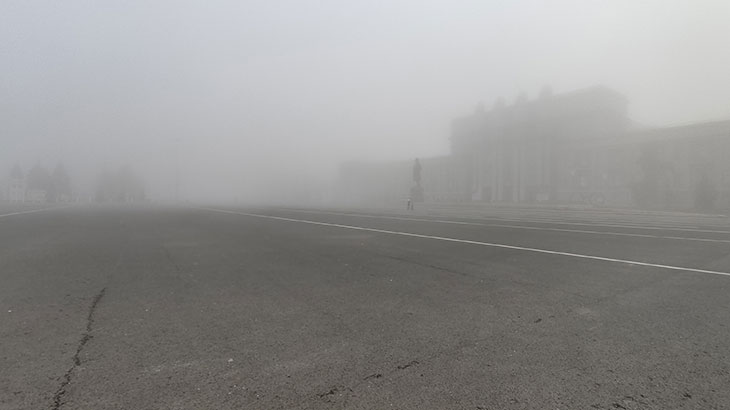 Показан утренний туман на площади имени В.В.Куйбышева в Самаре.