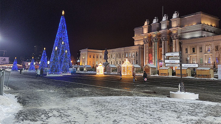 Новогодние ели на площади Куйбышева в Самаре.