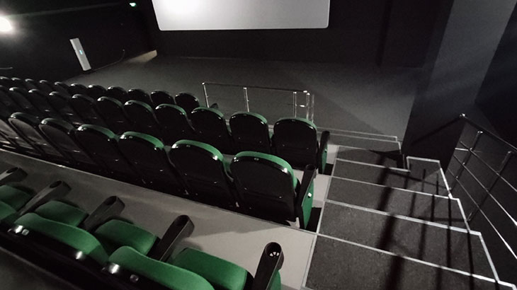 Показаны зрительские места в кинотеатре «Фактор кино» (Тольятти), вид сверху.
