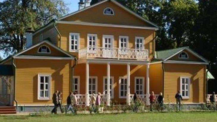 Вид на поместье М.Ю.Лермонтова в Тарханах.