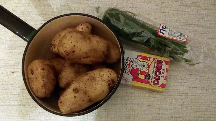 Ингредиенты: мытый картофель, сливочное масла и укроп.