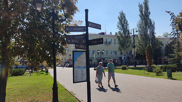 Показаны указатели для туристов (площадь Революции в Самаре).