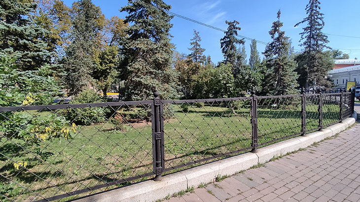 Показана оградка сквера (площадь Революции в Самаре).