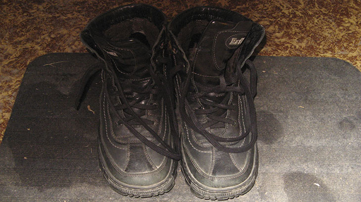 Вид на мои ботинки после того, как я их протер влажной тряпочкой.