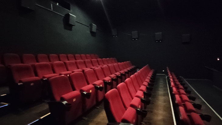 Показаны кресла в другом кинозале в кинотеатре в ТРЦ Мадагаскар (Тольятти).