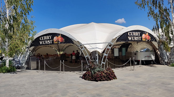 Вид на крытое кафе «Curry Wurst».