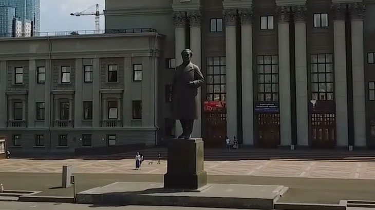 Показан памятник В.В. Куйбышеву сверху вблизи.