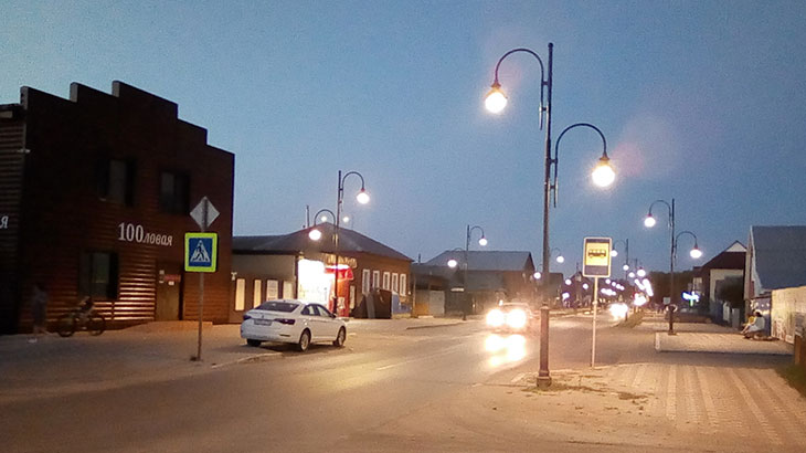 Вид на вечернюю улицу Соль-Илецка.