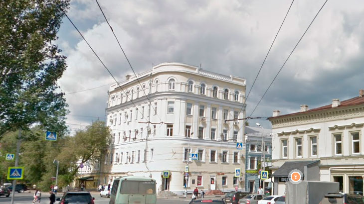 Показано здание бывшего купеческого банка в Самаре на площади Революции.