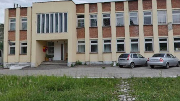 Показано Здание Администрации Жигулевского заповедника и парковка.