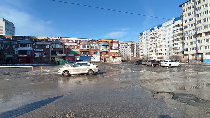 Показана парковка возле ТРЦ Мадагаскар в Тольятти справа от центрального входа.
