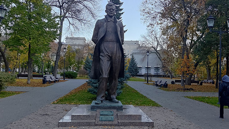 Показан памятник Д.Д.Шостаковичу в Самаре.