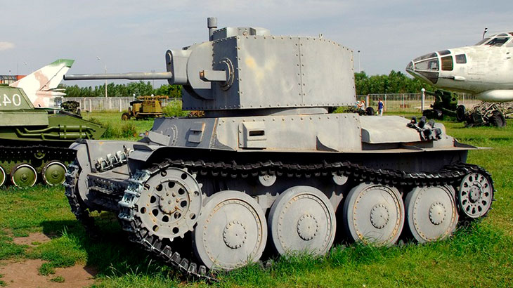 Фотография чешского лёгкого танка PzKpfW 38(t). сбоку