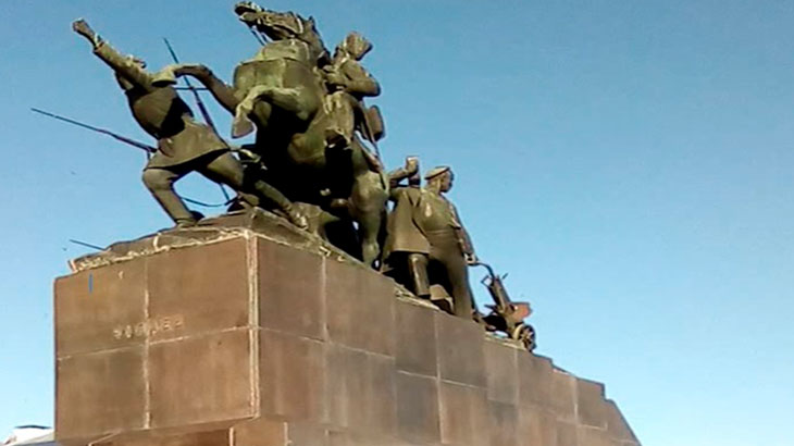 Фотография памятника В.И.Чапаеву вблизи.