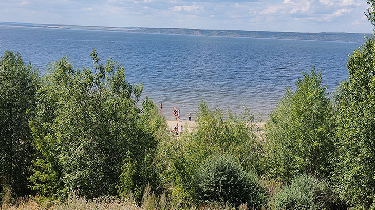 Вид на пляж в селе Хрящевка.