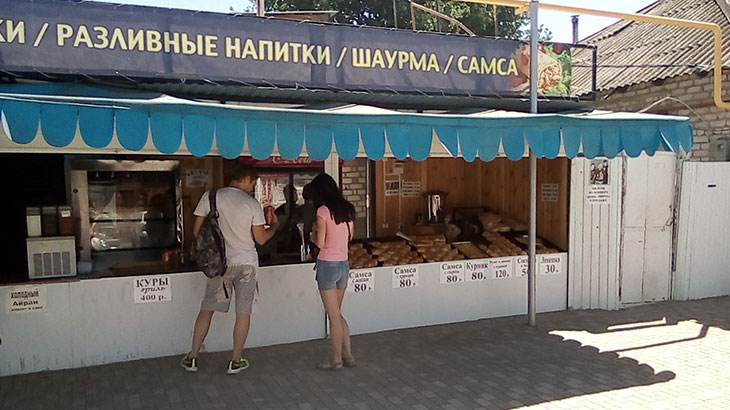 Палатка с фастфудом и выпечкой в Соль-Илецке.