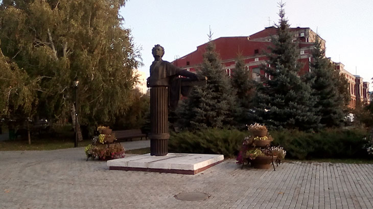 Памятник А.С.Пушкину, установленный на центральной площадке сквера.