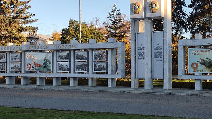Вид на мемориальную стелу «Солдаты Великой Победы».